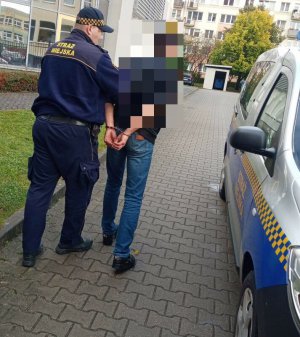 Strażnicy miejscy interweniowali przy Mochnackiego. Wśród awanturników był poszukiwany mężczyzna