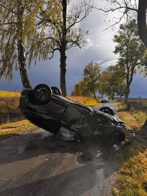 Gmina Olsztynek. Pijany kierowca Hyundaia uderzył w drzewo, a następnie chciał uciec [ZDJĘCIA]