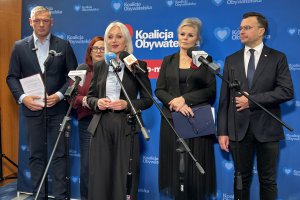 Kadr z dzisiejszej konferencji prasowej Koalicji Obywatelskiej w Olsztynie. Przed mikrofonem wicemarszałek, Katarzyna Sobiech