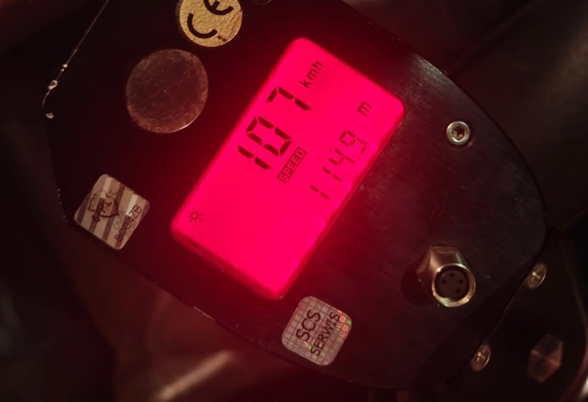 Pędził 107 km/h al. Sikorskiego. Kontrola ujawniła, iż był poszukiwany. 37-latek najbliższe pół roku spędzi w więzieniu