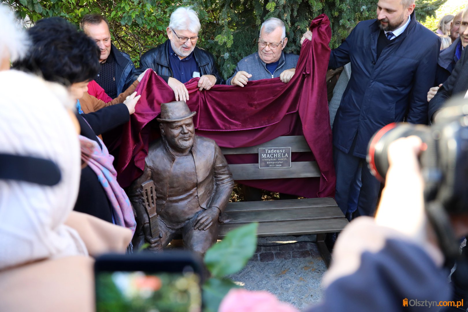 Legenda olsztyńskiej muzyki upamiętniona. Tadeusz Machela ma swoją ławeczkę [ZDJĘCIA]
