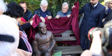 Artykuł: Legenda olsztyńskiej muzyki upamiętniona. Tadeusz Machela ma swoją ławeczkę [ZDJĘCIA]