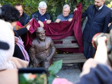 Legenda olsztyńskiej muzyki upamiętniona. Tadeusz Machela ma swoją ławeczkę [ZDJĘCIA]