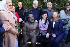 Legenda olsztyńskiej muzyki upamiętniona. Tadeusz Machela ma swoją ławeczkę [ZDJĘCIA]