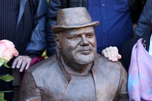 Legenda olsztyńskiej muzyki upamiętniona. Tadeusz Machela ma swoją ławeczkę [ZDJĘCIA]