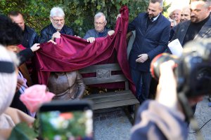 Legenda olsztyńskiej muzyki upamiętniona. Tadeusz Machela ma swoją ławeczkę [ZDJĘCIA]