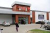 Procedura zwolnień grupowych obejmie sklepy zlokalizowane w: Olsztynie na os. Redykajny (market na zdjęciu), Warszawie, Sieradzu i Bełchatowie