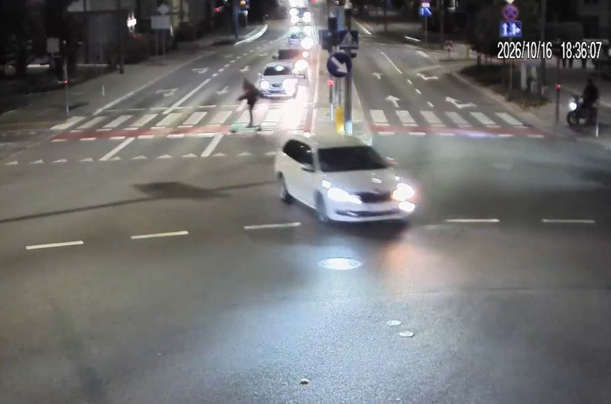 Olsztyn. Po trzech głębszych wyjechał hulajnogą na miasto. Wpadł na Partyzantów [WIDEO]