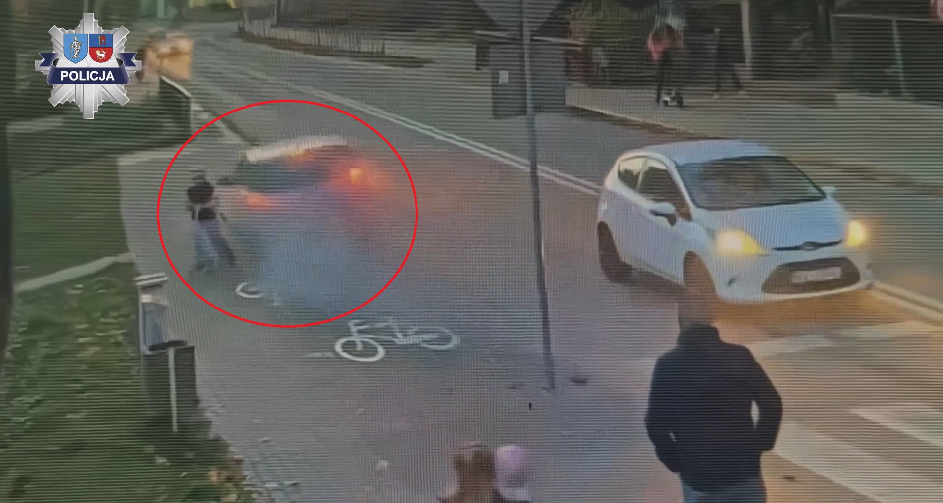 Wjechał na chodnik, ledwo ominął dziecko i spadł z wiaduktu. Szokujące zdarzenie w Biskupcu [WIDEO]