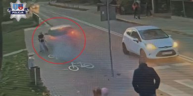 Artykuł: Wjechał na chodnik, ledwo ominął dziecko i spadł z wiaduktu. Szokujące zdarzenie w Biskupcu [WIDEO]