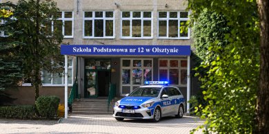 Artykuł: Drzwi zamknięte przed rodzicami w Klebarku Wielkim i Olsztynie. W sieci zawrzało: „To szkoła czy więzienie?”