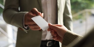 Artykuł: Jak wybrać drukarnię do wizytówek firmowych - kryteria, papiery i ceny w 2026 roku