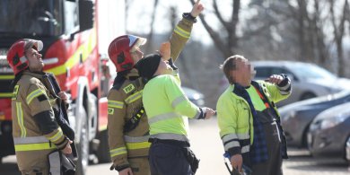 Artykuł: Kontrterroryści i ewakuacja mieszkańców. Tragiczne odkrycie w jednym z bloków na Pieczewie