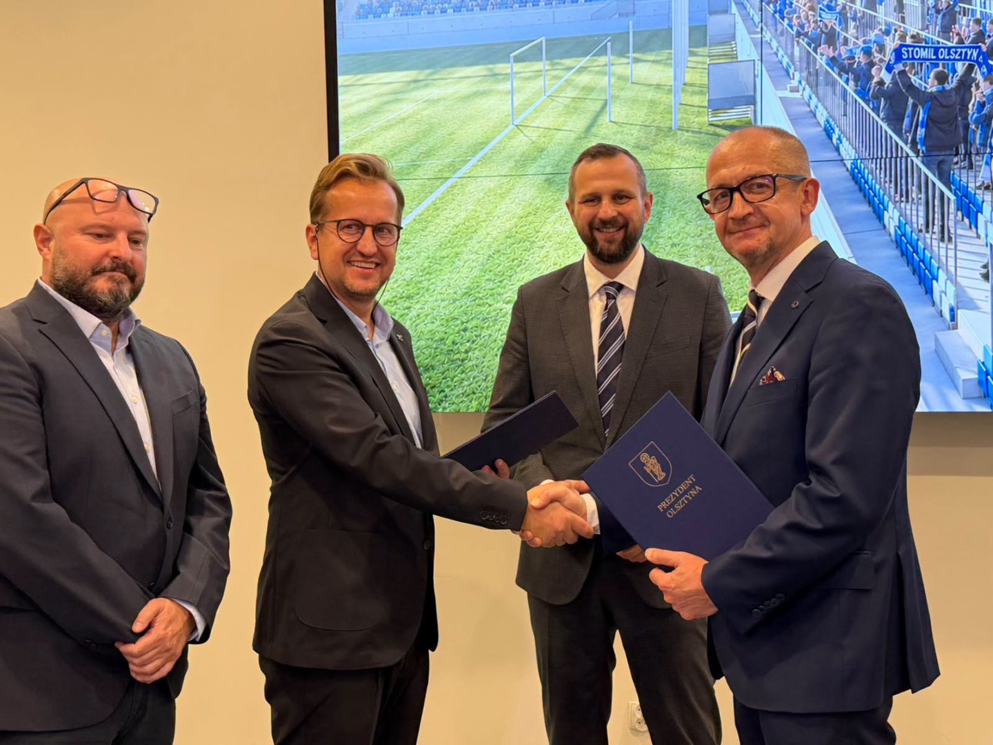Prawie 10 mln zł i 10 miesięcy. Podpisano umowę na projekt przebudowy i rozbudowy stadionu miejskiego