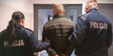 Artykuł: Kradli elektronikę ze sklepów, potem szli do lombardów. 37-latka i 47-latek usłyszeli zarzuty