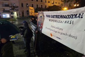 Mocne słowa podczas protestu o prawa kobiet w Olsztynie. Rząd dostał „czerwoną kartkę” [ZDJĘCIA]