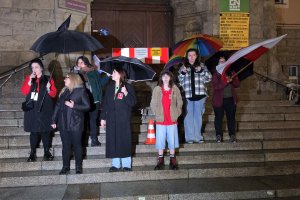 Mocne słowa podczas protestu o prawa kobiet w Olsztynie. Rząd dostał „czerwoną kartkę” [ZDJĘCIA]