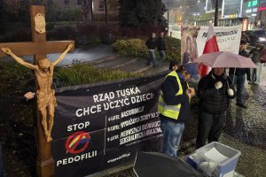 Mocne słowa podczas protestu o prawa kobiet w Olsztynie. Rząd dostał „czerwoną kartkę” [ZDJĘCIA]
