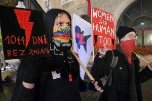 Mocne słowa podczas protestu o prawa kobiet w Olsztynie. Rząd dostał „czerwoną kartkę” [ZDJĘCIA]