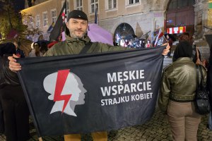 Mocne słowa podczas protestu o prawa kobiet w Olsztynie. Rząd dostał „czerwoną kartkę” [ZDJĘCIA]