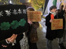 Mocne słowa podczas protestu o prawa kobiet w Olsztynie. Rząd dostał „czerwoną kartkę” [ZDJĘCIA, WIDEO]