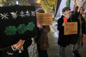 Mocne słowa podczas protestu o prawa kobiet w Olsztynie. Rząd dostał „czerwoną kartkę” [ZDJĘCIA]