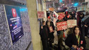 Mocne słowa podczas protestu o prawa kobiet w Olsztynie. Rząd dostał „czerwoną kartkę” [ZDJĘCIA]