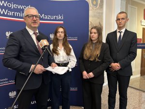 Od lewej: Wojewoda Warmińsko-Mazurski Radosław Król oraz przedstawiciele samorządu studenckiego: Wiktoria Anna Woźniak, Iwona Pająk i Oskar Wasilewski