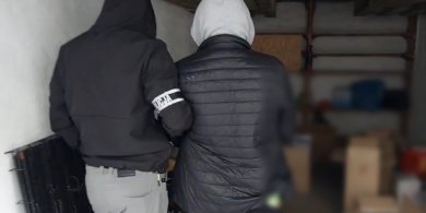 Artykuł: Olsztyn. Garaż przy al. Wojska Polskiego skrywał tysiące paczek papierosów bez akcyzy. 50-latek z zarzutami