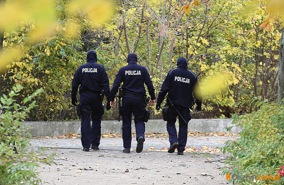 Nastolatka zgubiła aparat słuchowy. Reakcja policjanta z Olsztyna chwyta za serce