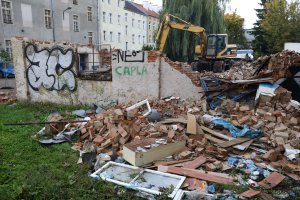 Nowe bloki OTBS coraz bliżej? Przy ul. Partyzantów trwa rozbiórka [ZDJĘCIA]