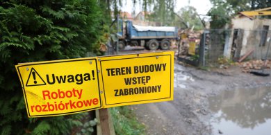Artykuł: Nowe bloki OTBS coraz bliżej. Przy ul. Partyzantów trwa rozbiórka [ZDJĘCIA]