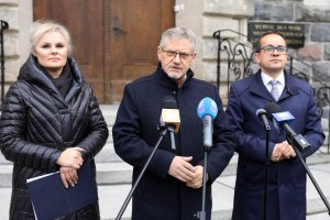 Od lewej: senatorka, Ewa Kaliszuk, poseł, Janusz Cichoń oraz reprezentant zarządu województwa, Robert Turlej