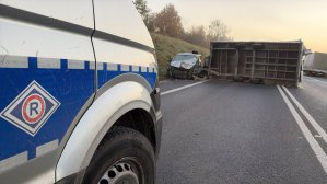 Kierowca ciężarówki stracił panowanie nad naczepą. Czołowe zderzenie pod Olsztynem