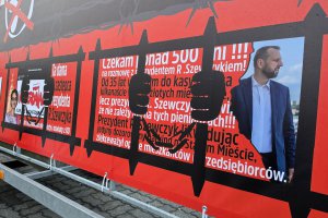 Powrót banerów do centrum Olsztyna. Wizerunki władz miasta, drut kolczasty i mocne hasła