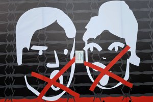 Powrót banerów do centrum Olsztyna. Wizerunki władz miasta, drut kolczasty i mocne hasła