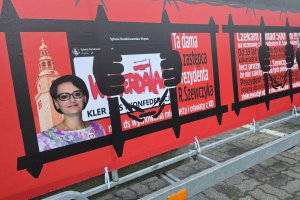 Powrót banerów do centrum Olsztyna. Wizerunki władz miasta, drut kolczasty i mocne hasła