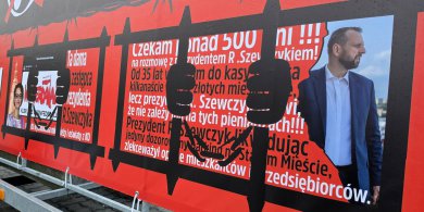 Artykuł: Powrót banerów do centrum Olsztyna. Wizerunki władz miasta, więzienne kraty i mocne hasła