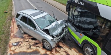Artykuł: Czołowe zderzenie kierującego Mercedem z autobusem miejskim w Olsztynie. Sześć osób w szpitalu [ZDJĘCIA]