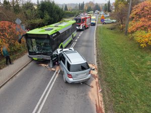 Czołowe zderzenie kierującego Mercedem z autobusem miejskim w Olsztynie. Sześć osób w szpitalu