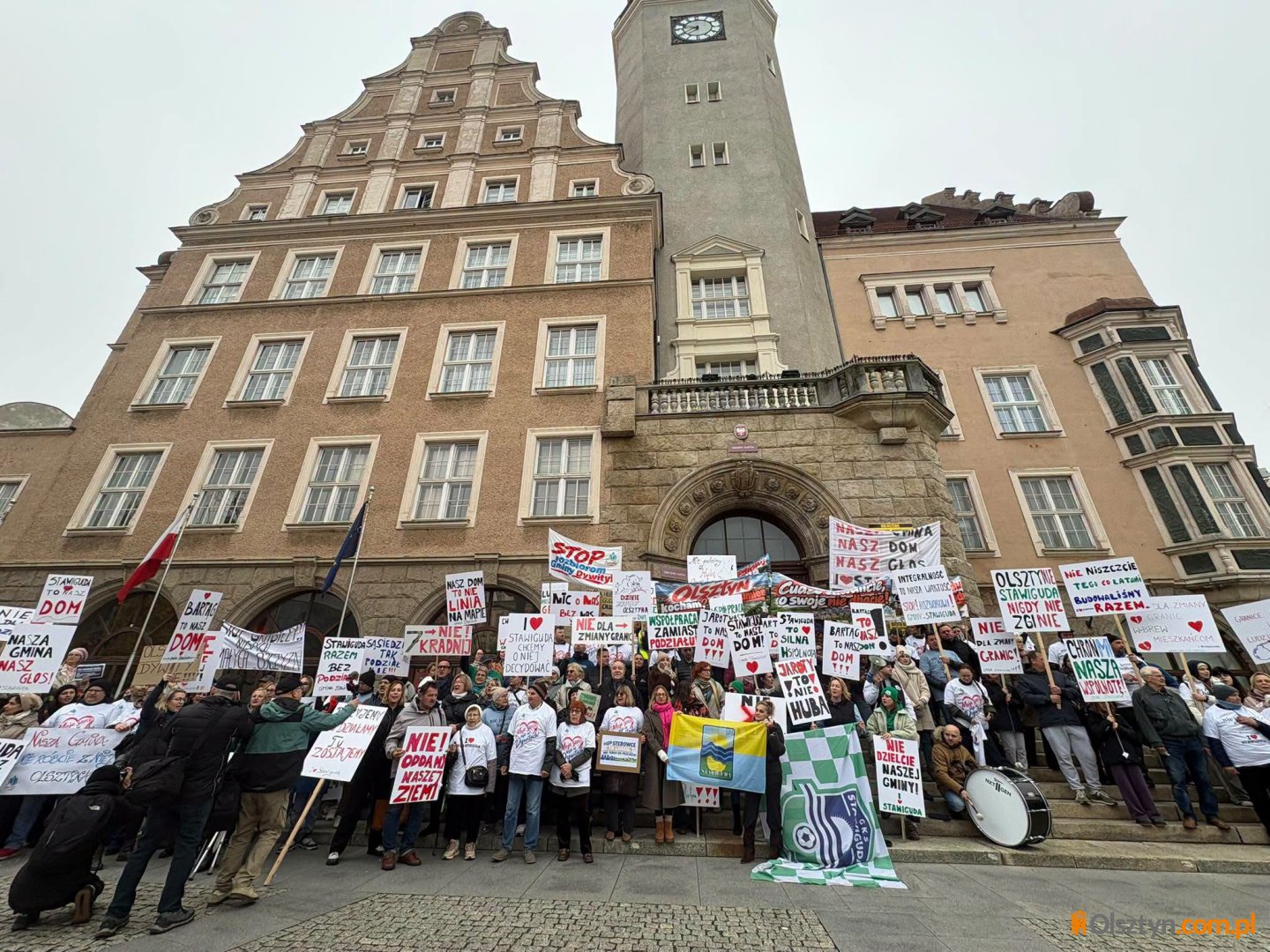 Gorąco przed olsztyńskim ratuszem. Mieszkańcy gminy Stawiguda i Dywity skandowali, iż nie są "hubami na drzewie" [ZDJĘCIA]