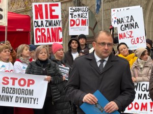 Gorąco przed olsztyńskim ratuszem. Mieszkańcy gmin sąsiednich nie są "hubami na drzewie"