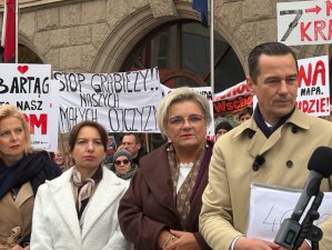 Gorąco przed olsztyńskim ratuszem. Mieszkańcy gmin sąsiednich nie są "hubami na drzewie"