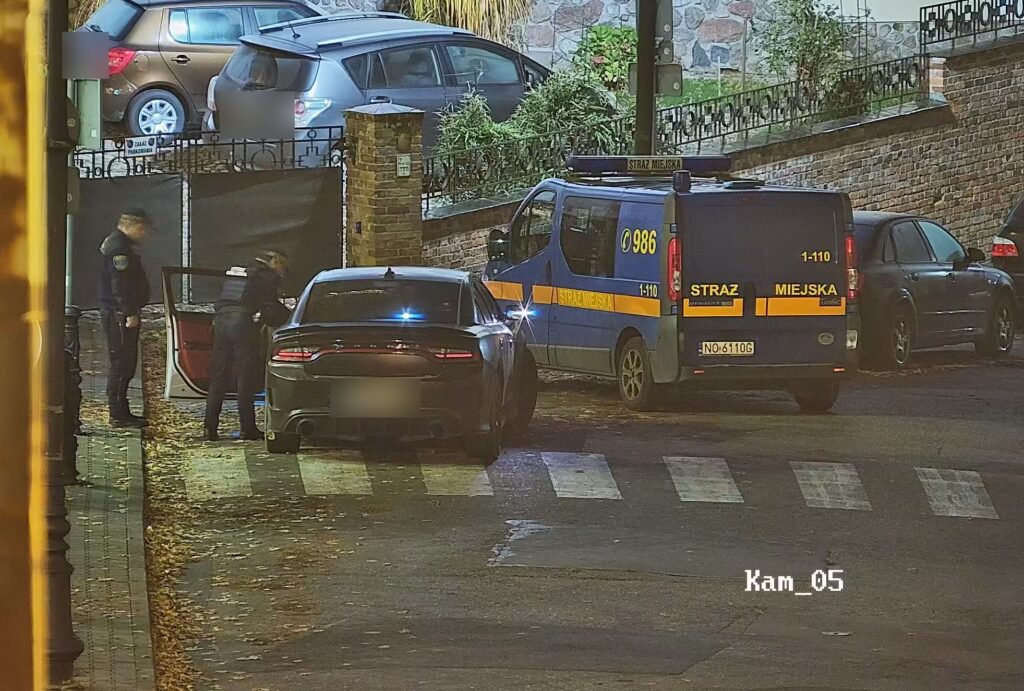Zaparkował na pasach i sprawiał wrażenie śpiącego. W aucie skrywał broń gazową, kastet i... biały proszek