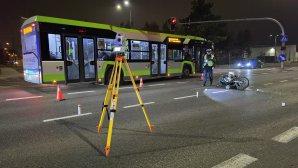 Zderzenie Audi z motocyklem na os. Pojezierze w Olsztynie. 61-latek trafił do szpitala