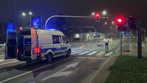 Zderzenie Audi z motocyklem na os. Pojezierze w Olsztynie. 61-latek trafił do szpitala