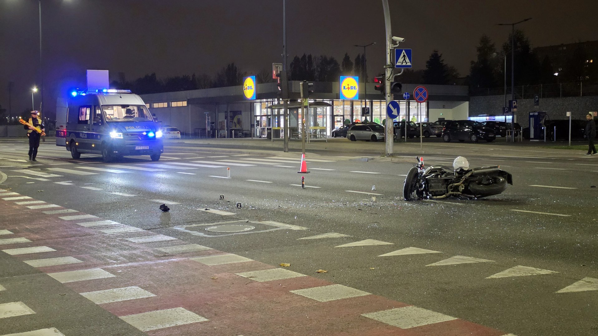 Zderzenie Audi z motocyklem na os. Pojezierze w Olsztynie. 61-latek trafił do szpitala [ZDJĘCIA]