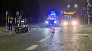 Zderzenie Audi z motocyklem na os. Pojezierze w Olsztynie. 61-latek trafił do szpitala
