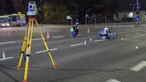 Wypadek na skrzyżowaniu ul. Kołobrzeskiej z Leonharda. Motocyklista z obrażeniami