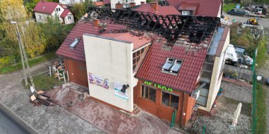 Artykuł: Tak wygląda skala zniszczeń po pożarze budynku handlowo-usługowego w Gutkowie [ZDJĘCIA]
